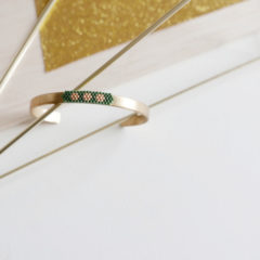 bracelet OUMOU  ::vert / 3 fleurs pêche&doré::